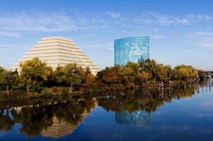 sacramento, ca, 2012 - ziggurat en een ander gebouw weerspiegeld in rivier- foto