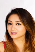 portret van aantrekkelijk Aziatisch Amerikaans vrouw wit achtergrond foto