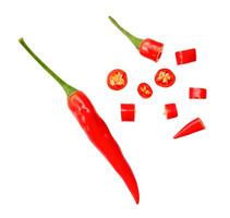 top visie reeks van rood Chili peper met plakjes geïsoleerd Aan wit achtergrond met knipsel pad foto