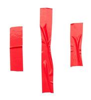 top visie reeks van gerimpeld rood Zelfklevend vinyl plakband of kleding plakband in streep vorm geïsoleerd Aan wit achtergrond met knipsel pad foto