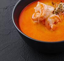 traditioneel Thais soep Tom yam in zwart kom foto