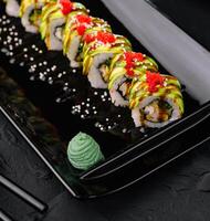 avocado sushi rollen Japans voedsel Aan zwart bord foto