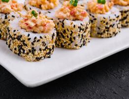 maki sushi - rollen Aan wit bord foto