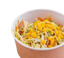 kool, wortel, en maïs salade in mayonaise in een karton lunch doos foto