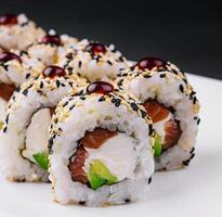 sushi broodjes met rauw tonijn en avocado besprenkeld met sesam foto