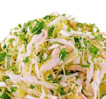 bord van smakelijk salade met vers groenten en kip foto