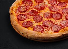 pizza met peperoni en Parmezaanse kaas foto