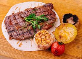 gegrild lende steak met groenten Aan hout foto