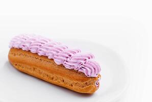 vers smakelijk eclairs isoalted Aan wit achtergrond foto