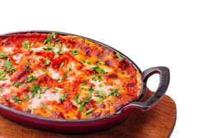 gekookt heet lasagne in een frituren pan foto