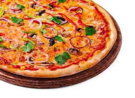 heerlijk heet groente pizza Aan hout foto
