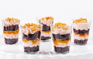 pudding cups geregeld in een circulaire presentatie foto