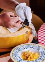 chef rooster truffel krullen Aan pasta met Parmezaanse kaas foto