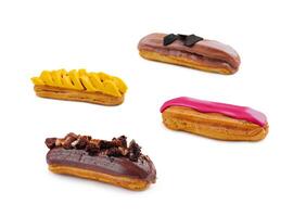 vier verschillend eclairs geïsoleerd Aan wit achtergrond foto