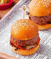 mini hamburgers met Patat Aan houten dienblad foto