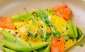 groen spinazie pannenkoeken of pannekoeken met gerookt Zalm en zacht kaas foto