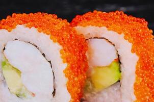sushi rollen met garnaal, avocado kaas en tobiko kaviaar foto