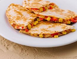 Mexicaans Quesadilla met groenten Aan bord foto