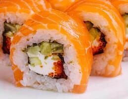 sushi rollen Philadelphia met Zalm en kaviaar Aan bord foto