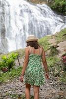 toerist vrouw wandelingen naar een waterval, in de Peruaanse oerwoud. foto