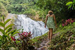 toerist vrouw wandelingen naar een waterval, in de Peruaanse oerwoud. foto