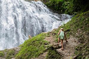 toerist vrouw wandelingen naar een waterval, in de Peruaanse oerwoud. foto