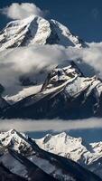 ai gegenereerd een berg reeks met sneeuw afgedekt pieken en wolken foto