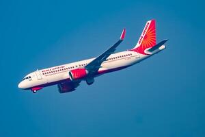 nieuw Delhi, Indië, december 25 2023 - lucht Indië luchtbus a320 nemen uit van indra Gandhi Internationale luchthaven Delhi, lucht Indië huiselijk vliegtuig vliegend in de blauw lucht gedurende dag tijd foto