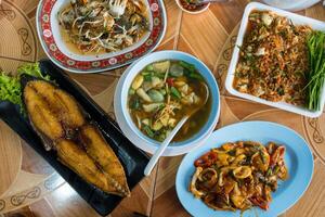 Thais stijl zeevruchten Aan de tafel voor avondeten foto