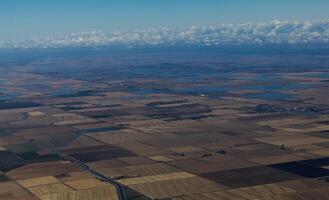 antenne visie van boerderij land- noordelijk Californië met wit wolken foto