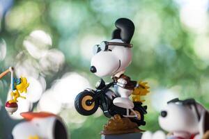 Bangkok, Thailand - februari 29, 2024 een speelgoed- van snoopy, motorfiets energie, schattig speelgoed- van knal mart de het beste vrienden serie figuren foto