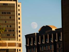 sacramento, ca, 2007 - bijna vol maan in blauw lucht bovenstaand gebouwen foto