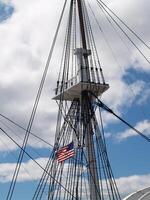 Boston, ma, 2008 - mast detail uss grondwet met tuigage lijnen blauw lucht wolken foto