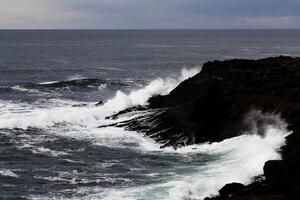 golven raken lava rots kust depoe baai Oregon foto
