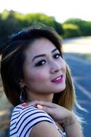 buitenshuis portret Aziatisch Amerikaans vrouw hand- Aan schouder foto