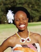 aantrekkelijk Afrikaanse Amerikaans tiener meisje groot glimlach foto