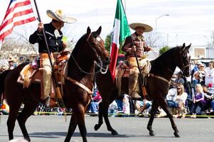 Marysville, ca, 2011 - Mexicaans Amerikaans mannen rijden paarden in optocht foto