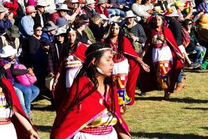 cusco, Peru, 2015 - Dames in traditioneel kostuum inti straalmi festival zuiden Amerika foto