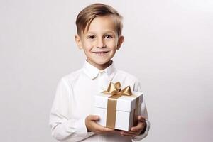 ai gegenereerd een charmant jong jongen met wit geschenk doos en goud boog voor moeder dag of verjaardag foto