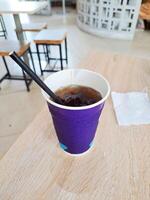 Purper cola en thee drinken cups dat zeggen ancol in de ancol recreatie park foto