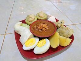 siomay is een typisch Indonesisch voedsel gemaakt van kool, aardappelen, eieren, bitter meloen en tofu gekookt in pinda saus foto