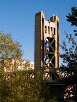 sacramento, ca, 2007 - single toren van brug met bomen en blauw lucht foto