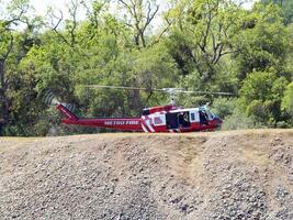 folsom, ca, 2009 - brand afdeling helikopter Aan oever van de rivier voordat uittrekken foto