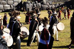 cusco, Peru, 2015 - muzikanten in traditioneel kostuums inti straalmi festival zuiden Amerika foto