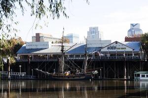 sacramento, ca, 2015 -Hawaïaans hoofdman hoog schip Aan sacramento rivier- met reflecties in water foto