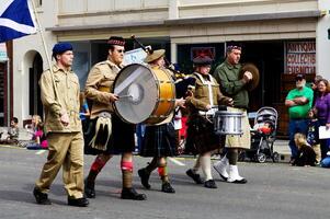 Marysville, ca, 2011 - mannen in kilts spelen doedelzakken en drums voor optocht foto