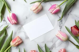 ai gegenereerd top visie van blanco wit kaart met roze tulpen Aan marmeren tafel. feestelijk bloemen achtergrond met kopiëren ruimte. groet kaart voor vrouwen moeder dag en andere lente vakantie van bloemen foto