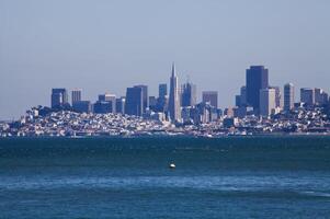 san francisco, ca, 2011 - stadsgezicht van aan de overkant de baai foto