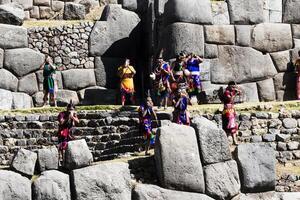 cusco, Peru, 2015 - inti straalmi festival zuiden Amerika inca steen muren en mensen in kostuum foto