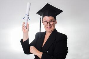 volwassen vrouw met diploma uitreiking pet tonen haar certificaat foto